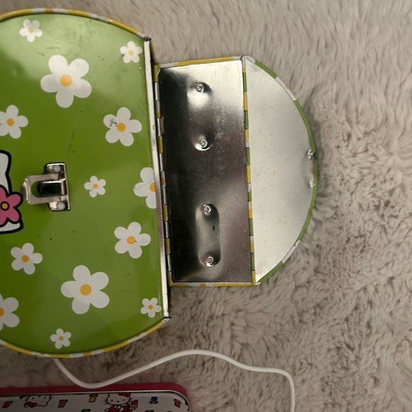 Hello kitty lot - 2 lunch boxes & wireless ear buds - Picture 6 of 6